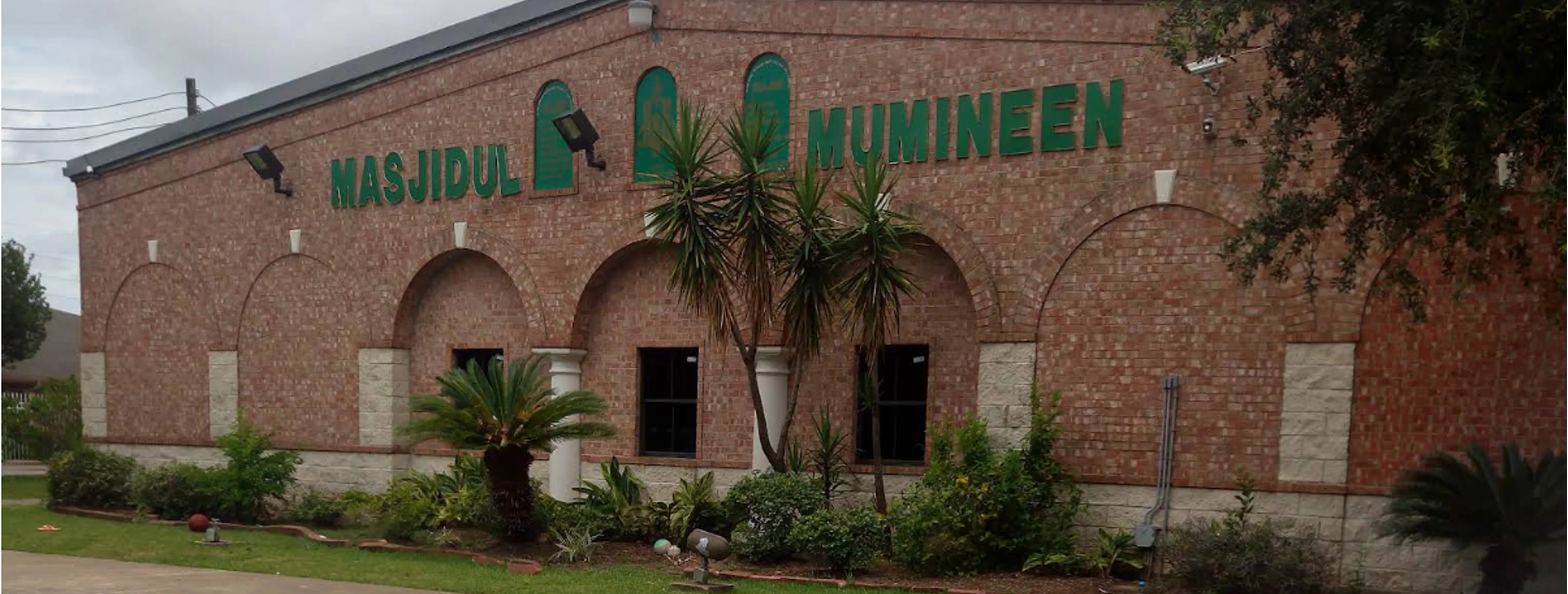 Exterior view of Masjid-ul Mumineen Houston building